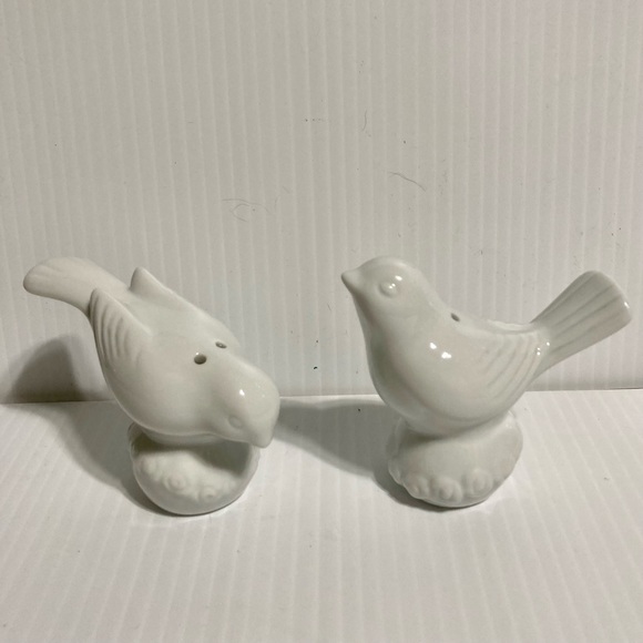 Bird Salt & Pepper Shakers White Pedestal Ceramic 3” x 3.25” - Picture 3 of 16